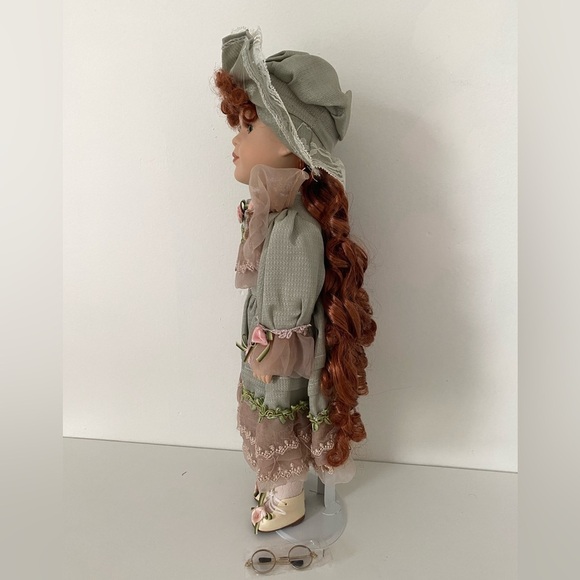 Vintage Porcelain Doll in Victorian Green Dress – Includes Box & Accessories - Picture 3 of 8